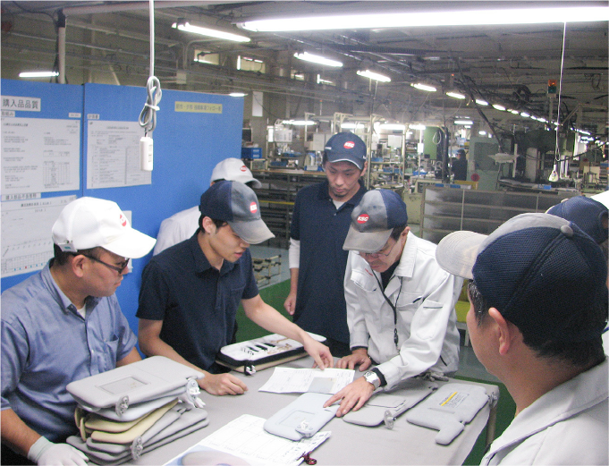 製品の検査・評価を行う様子